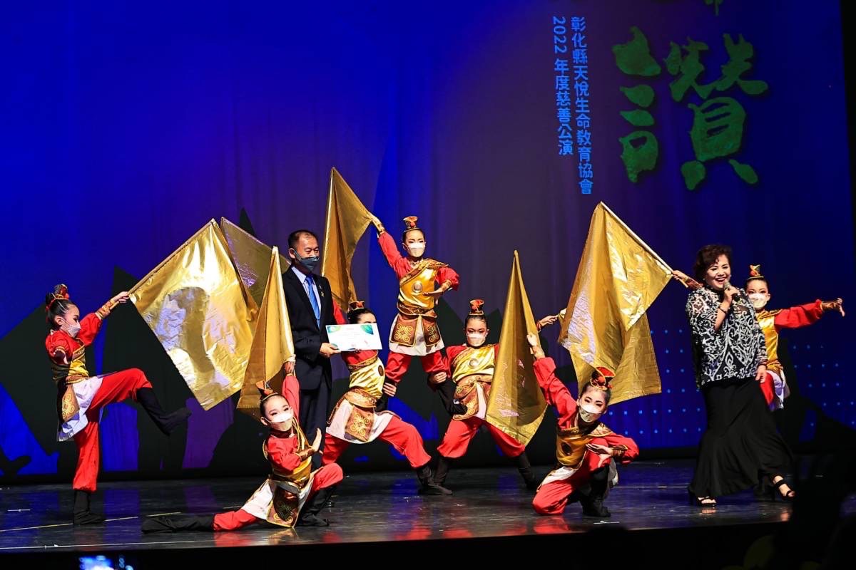 圖片說明:彰化縣政府與天悅生命教育協會日前於彰化演藝廳共同主辦「舞動的生命-禮讚」暨反毒反霸凌宣導活動的舞蹈慈善公演,律光舞蹈團演出片段。(圖/天悅生命教育協會提供)