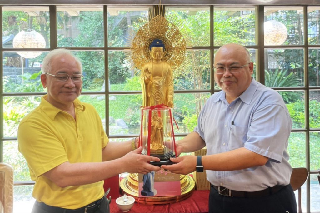 圖片說明：藏傳佛學家楊榮光(左)及保生大帝後裔台師大生科院吳忠信教授(右)擔任「教孝月祈福文化祭」活動指導顧問。(照片來源：雅鴿文創提供)