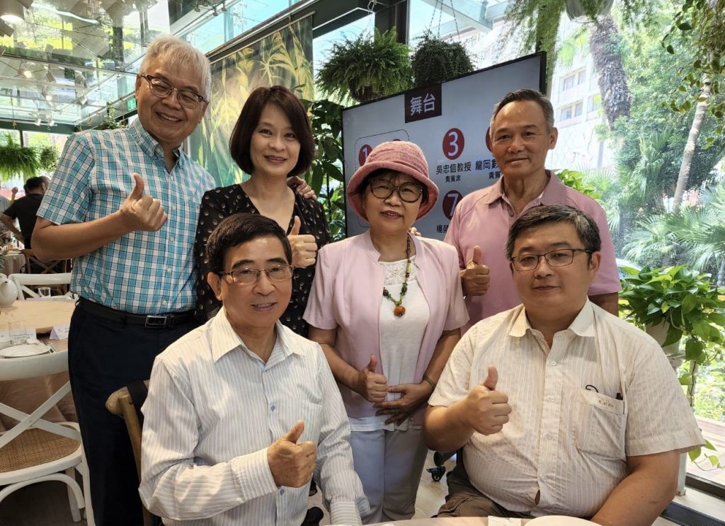 圖片說明：開幕儀式貴賓雲集，龍岡數位文化負責人趙鈞震(前排左一)、故宮書畫文獻處古籍科科長劉國威(前排右一)、前總統府公共事務室林品香、陳銘蒼賢伉儷(後排右二、右一)等人均共襄盛舉。