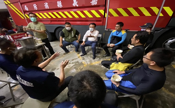 山洪暴發受困17人嘉縣消防局悉數救出 翁章梁縣長讚消防英雄