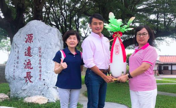 讓力量延伸　蕭惠薰禮讓光電博士黃政傑選義竹鄉長