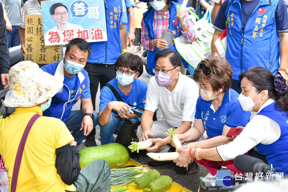 張善政「十三區深耕行腳」聽民意談托育 楊梅攤商備大聲公喊「凍蒜!」