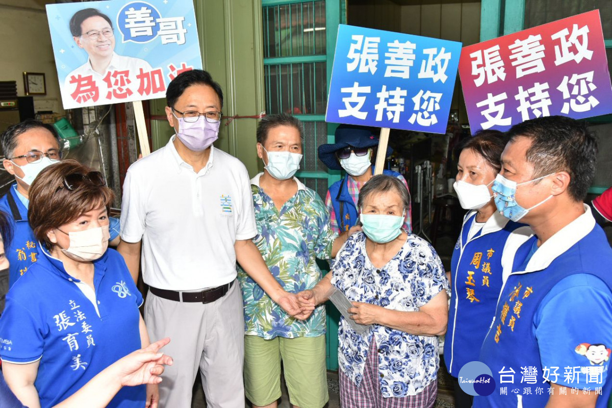 張善政「十三區深耕行腳」聽民意談托育 楊梅攤商備大聲公喊「凍蒜!」