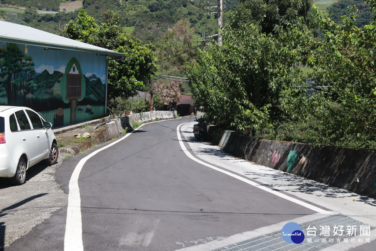 排水溝加蓋後道路寬敞許多。(記者扶小萍攝)