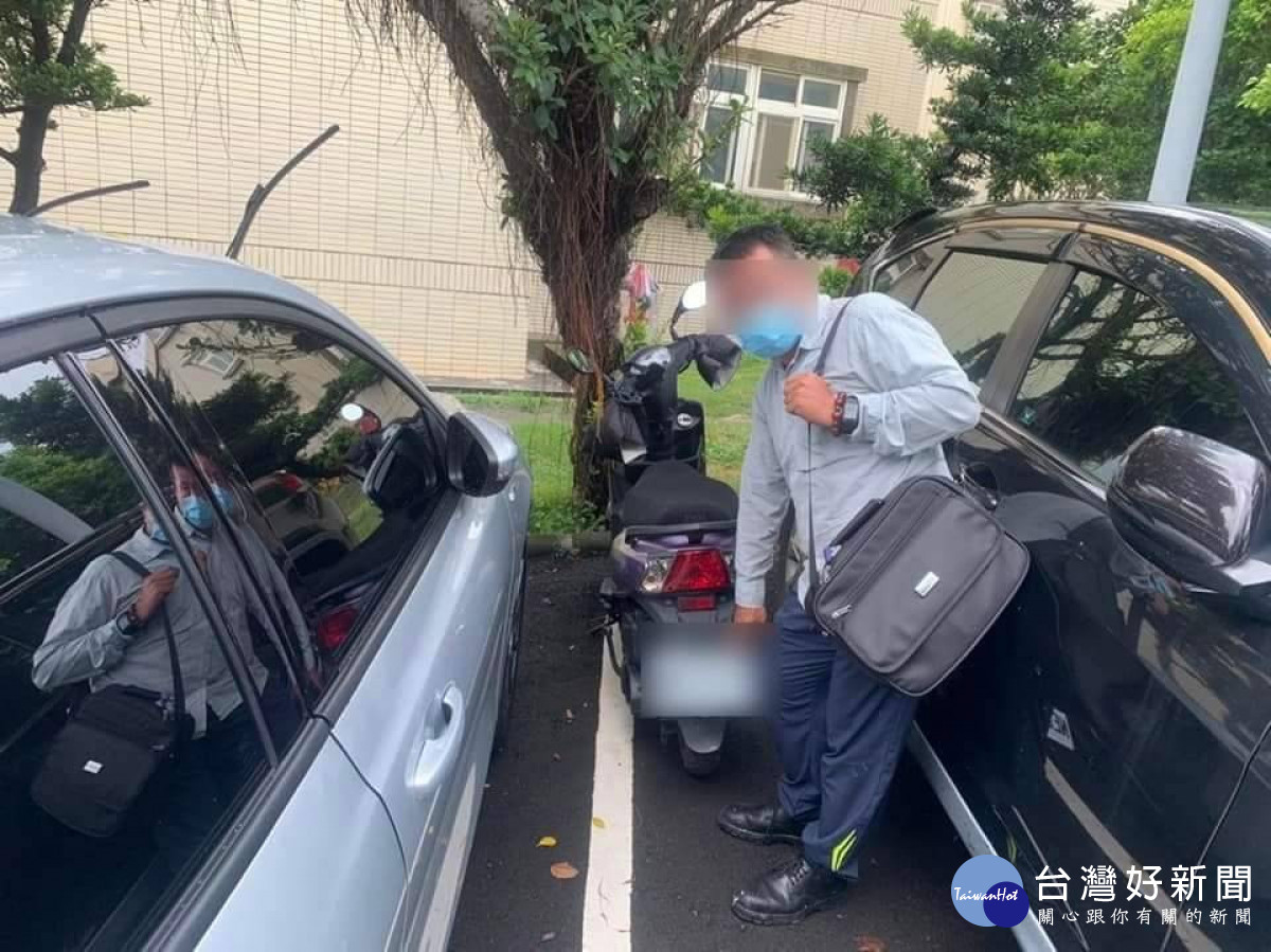 男子誤以為機車失竊焦急報案，員警協尋後才發現原來是被汽車擋住視線／警方提供
