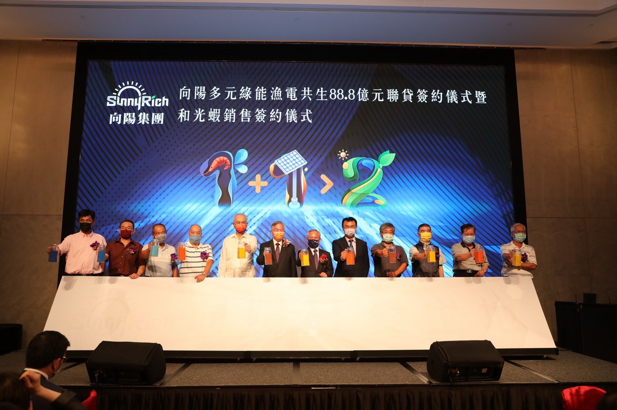 行政院副院長沈榮津（左6）向陽集團董事長陳貴光（左7）農委會陳吉仲主委（右5）共同執行啟動儀式