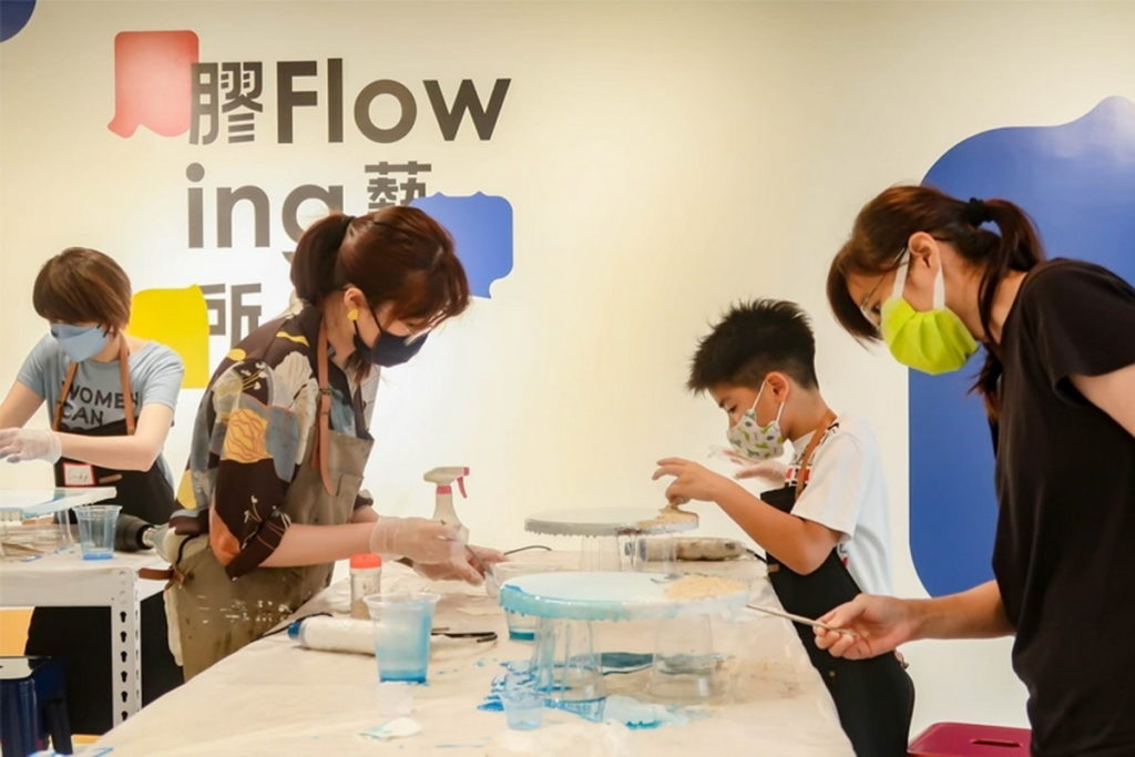 若想變身藝術大師,建議可選與「膠藝所」合作推出的課程,利用獨特媒材元素,從選色到完成作品,都有老師指導輕鬆完成作品。(圖/台北101提供)