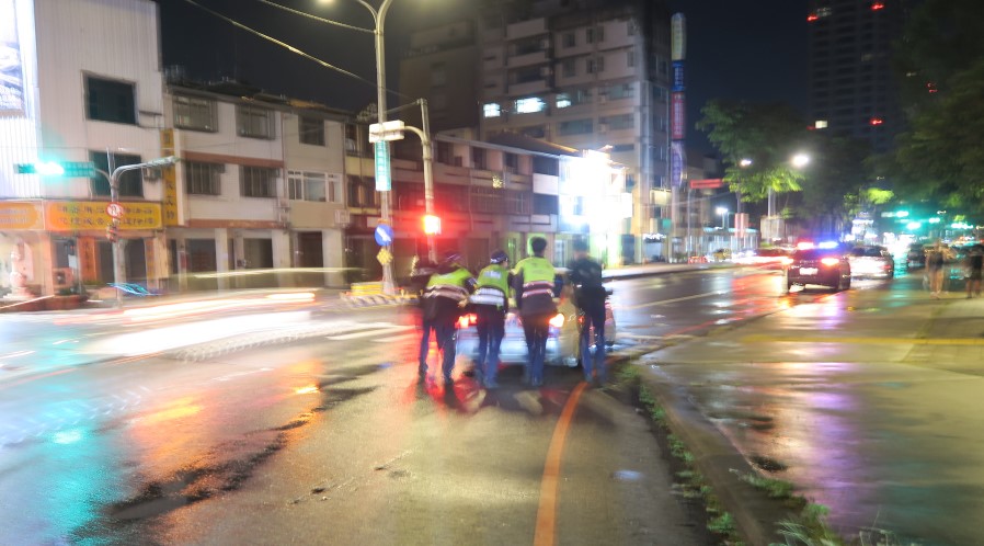 ▲李姓民眾深夜駕車拋錨路中央,民權所員警協助將車輛推至路旁停車格內 (圖/台中市警察局 提供)