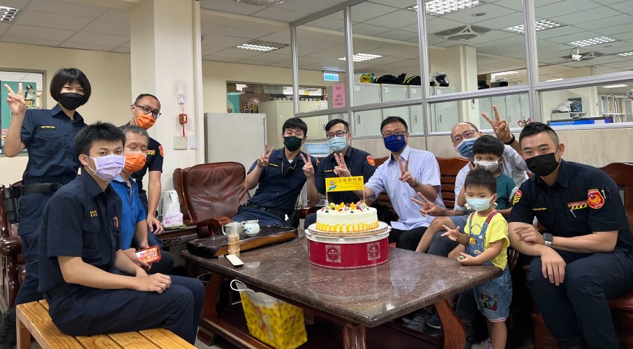 ▲豐原警分局長劉安杰親自送父親節蛋糕至各分駐派出所 (圖/台中豐原分局提供)