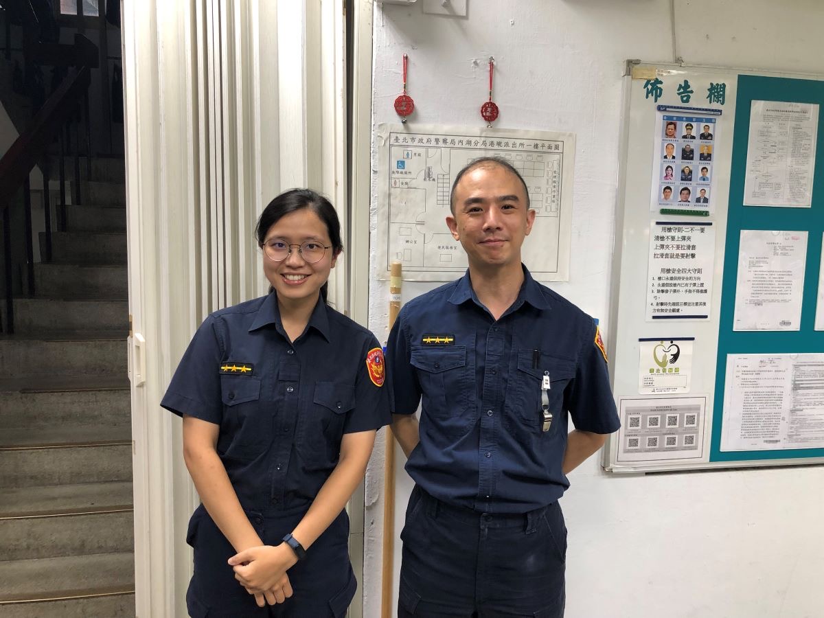 圖:港墘派出所警員黃祺玲(左)及馬孟鄰(右)。