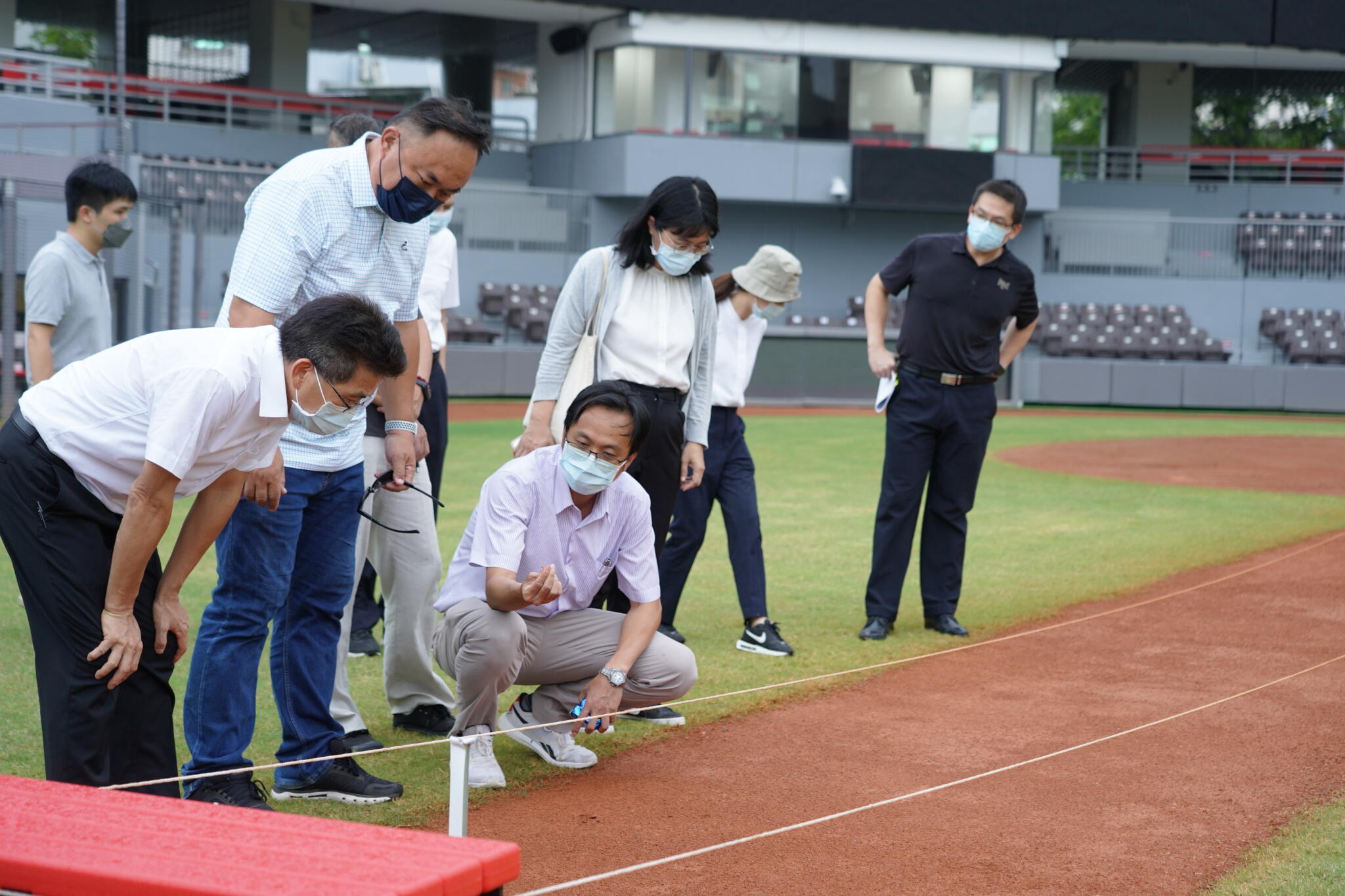 棒球場二次精進改善 新竹市府:持續與中職、球團密切合作 36 陳章賢代理市長勘察紅土改善狀況。