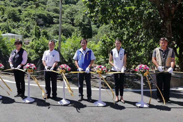 投縣信義鄉同富村太平巷道路改善通車 居民歡喜慶祝
