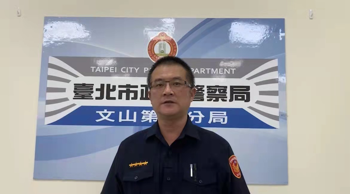 圖片說明:景美所副所長何文元說明案情經過,並呼籲民眾勿因一時貪念而違法。(記者吳萍翻攝)
