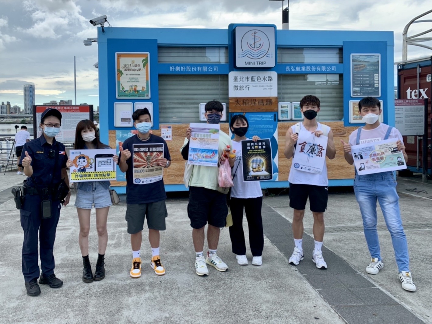 圖片說明:臺北市保安警察大隊,宣導民眾及青少年小心誇大不實的徵才廣告誘騙應徵,並講解5招方式,供青少年自保,避免誤入求職陷阱。(記者宋紹誠翻攝)