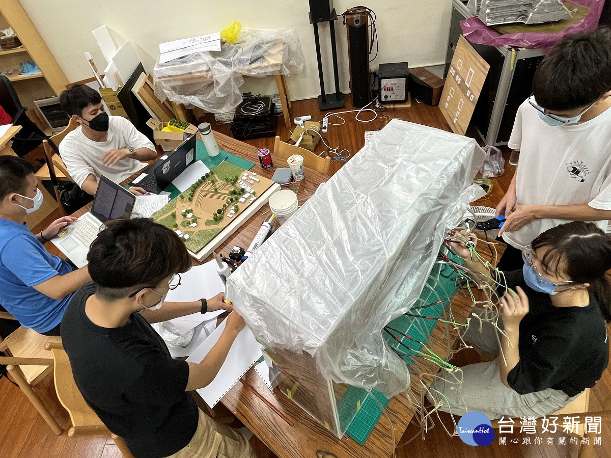 中原大學「埤塘物聯網」跨領域合作是由室設系、電子系、土木系學生合作完成。<br /><br /> <br /><br /> 