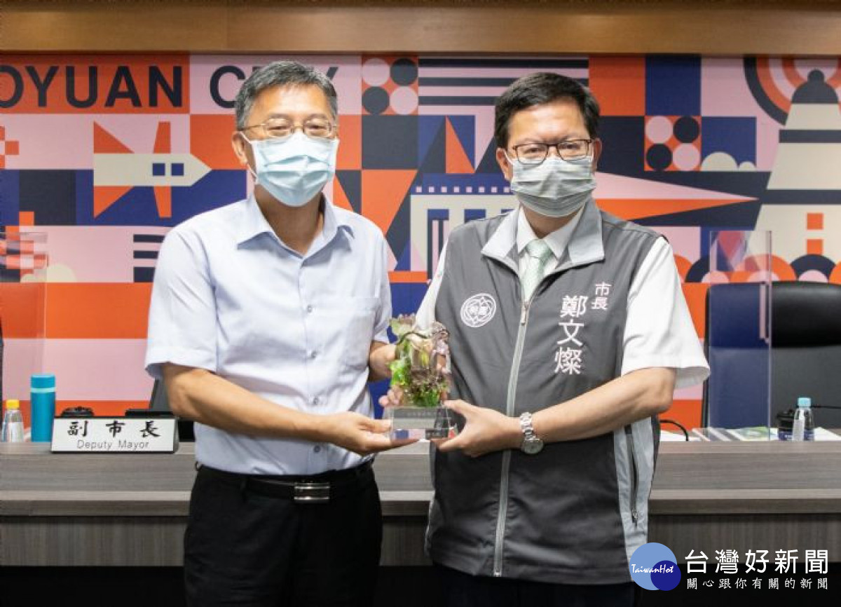市長頒發花彩節評鑑績優獎項，由陳聖義區長代表受獎。
