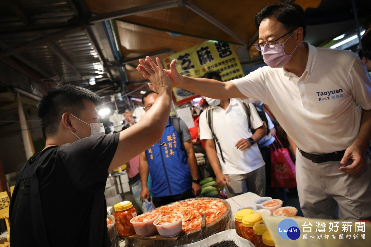 新明市場攤商嘆生意很難做 張善政:當選後竭盡所能照顧桃園鄉親