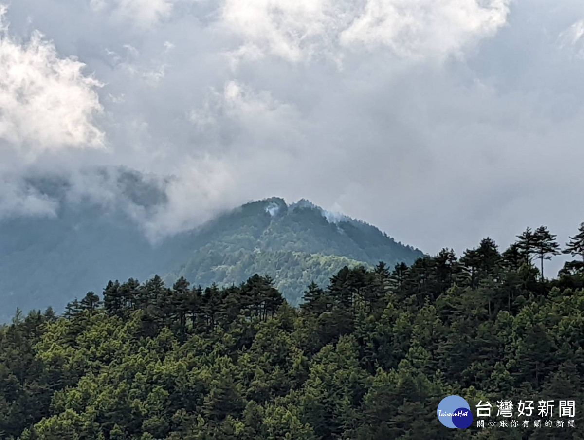 馬武霸山嶺線起火，由於搶救不易，東勢林管處將視火情評估申請直升機空中滅火。