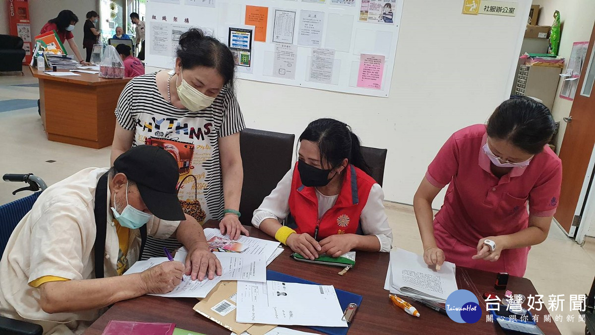 段伯伯(左1)填寫入住相關表格,板橋榮家工作人員(左2)及新北市榮服處林展葳輔導員(右2)陪同在側