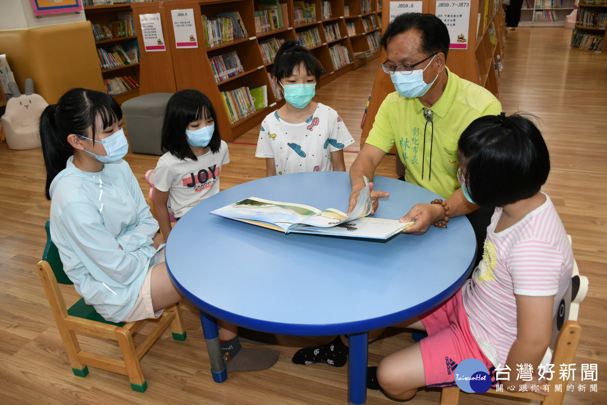 林世賢市長在市立圖書館念兒童繪本新書給小朋友聽。圖/彰化市公所提供