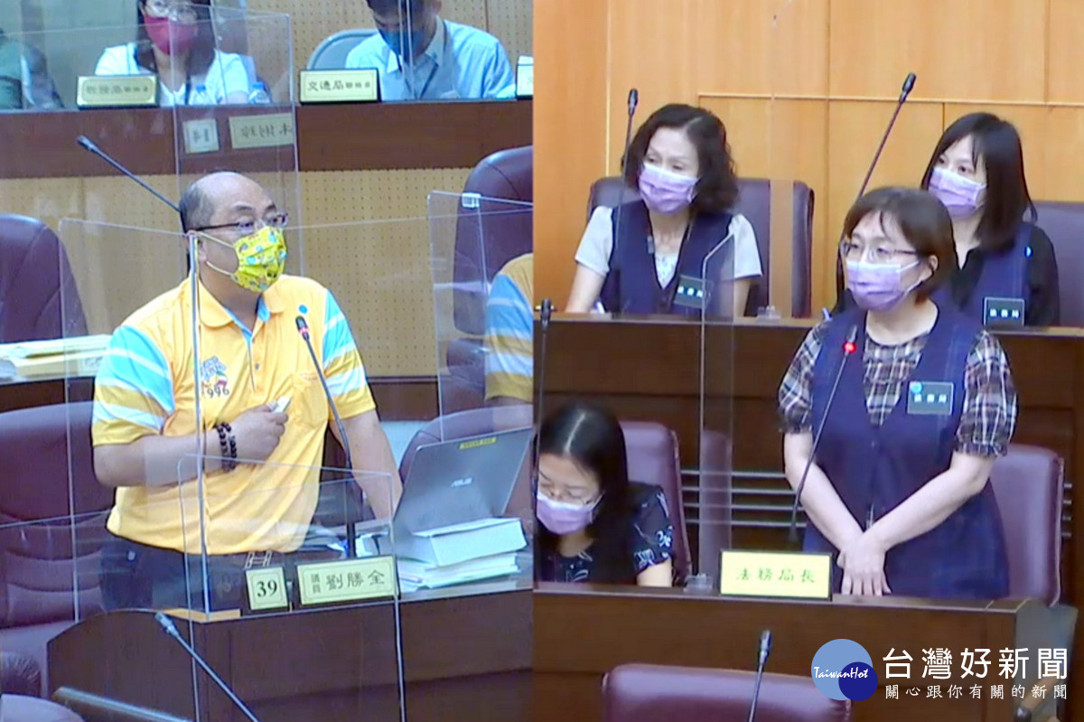 針對委外開發案弊端叢叢,桃園市議員劉勝全質詢市府法務局長周春櫻。
