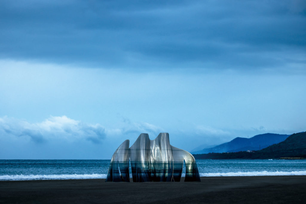 王識源+盛郁庭 |珊弧。山瑚 利用電腦演算轉化這自然界的規則,透過透明材料,表現海底珊瑚美麗的變幻樣態與純淨光澤,而他的色彩則是與其互動的人們與光,相互共生而成的繽紛。