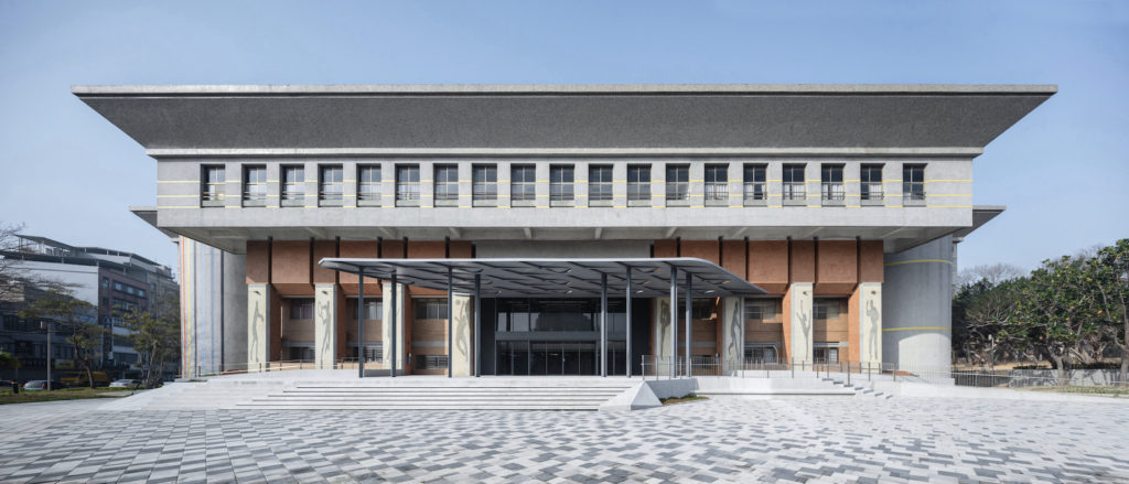 胡靖元|▱|新竹市體育館雨庇及館前廣場之增生 面對既有建物的尊嚴與嶄新面貌的期許,把既有中軸線及抬高的破除,場域的自身性並不會就此消失。所以轉為溝通的姿態,以大階梯及坡道創造易親近駐足的場域,同時透過門廳、柱列與雨庇、館前廣場,在外跟內之間,置入數個空間層次,延伸、連通以及緩衝,自此輕盈而自由,天地之間畫一條線。