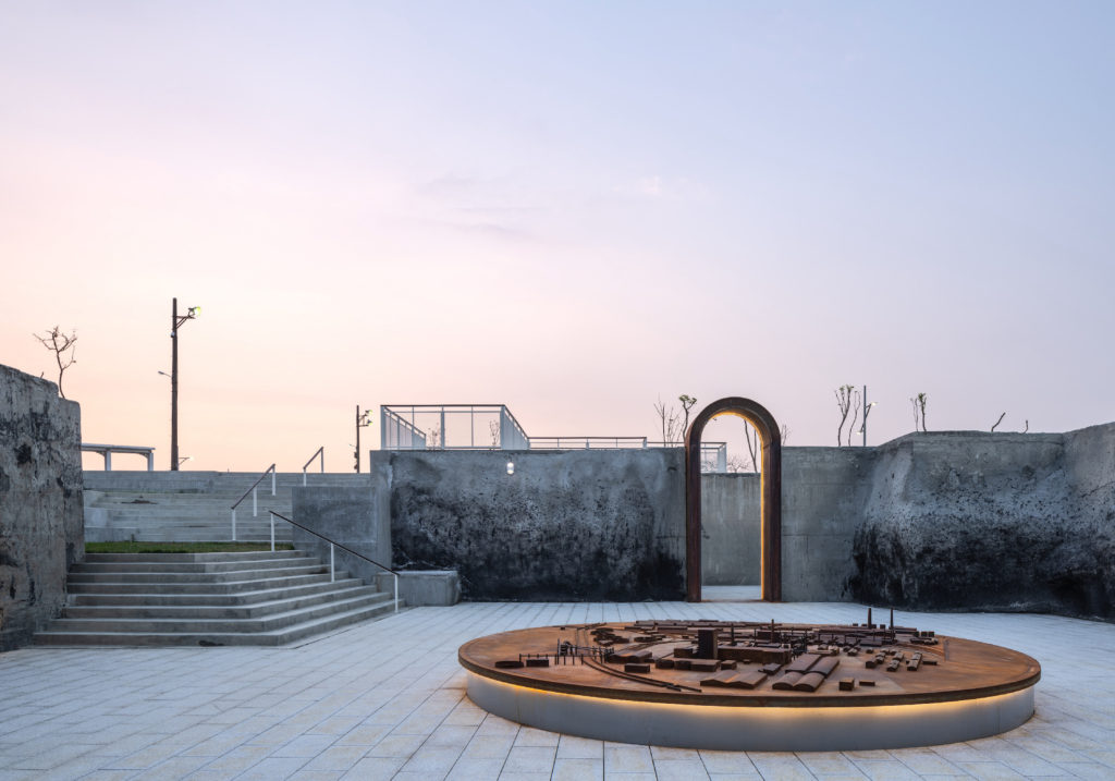 陳乃中|HEITO 1909 屏東縣民公園 屏東製糖工場創建於1909年,1994年紙漿廠因工業廢棄物及嚴重的汙廢水議題而關閉,故於殺蛇溪沿岸遺留了近80公頃的閒置荒地。設計施作過程中透過不斷積極爭取,同步鑽研史料,一邊持續地挖掘、一邊不間斷地修正設計,保有文化資產的前提下,賦予這些歷史遺構新的使用方式,轉化昔日的場景故事。