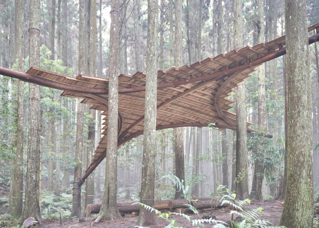 郭恩愷|習森 | Forest-Tree Classroom 一座從山林土地資源長出來的森林風雨教室。一位建築者住進森林150天,身處海拔1,200公尺高的林場裏,從『設計』到『施作』,親手打造一座森林風雨教室、一座用雙手思考的自然建築。