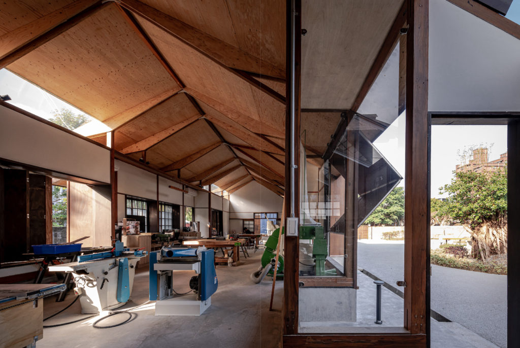 陳冠帆+陳韻愉 |嘉義實驗木場 配合嘉義對木構「研究」及「加工」的機能需求,於再利用修復設計時重整結構系統進而突破空間跨度的限制,且因應日式宿舍建築各部位的條件,嘗試提出符合現代空間需求之特殊木構新結構方式。