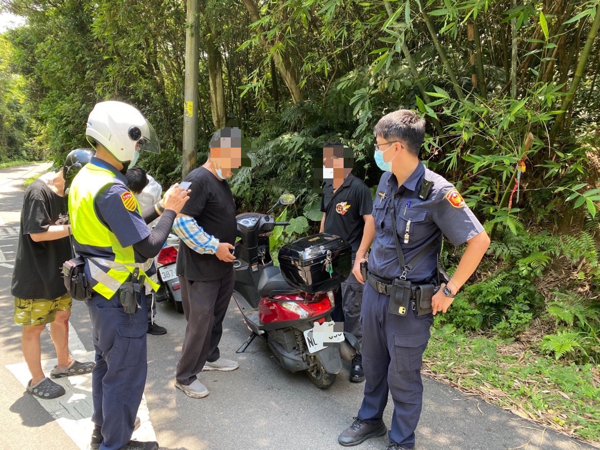 樹林分局山佳派出所警員陳昱豪、林沅圻等執行勤務時，接獲民眾報案，稱於山上騎車時因為壓到蛇，不慎摔落邊坡需要警方協助。