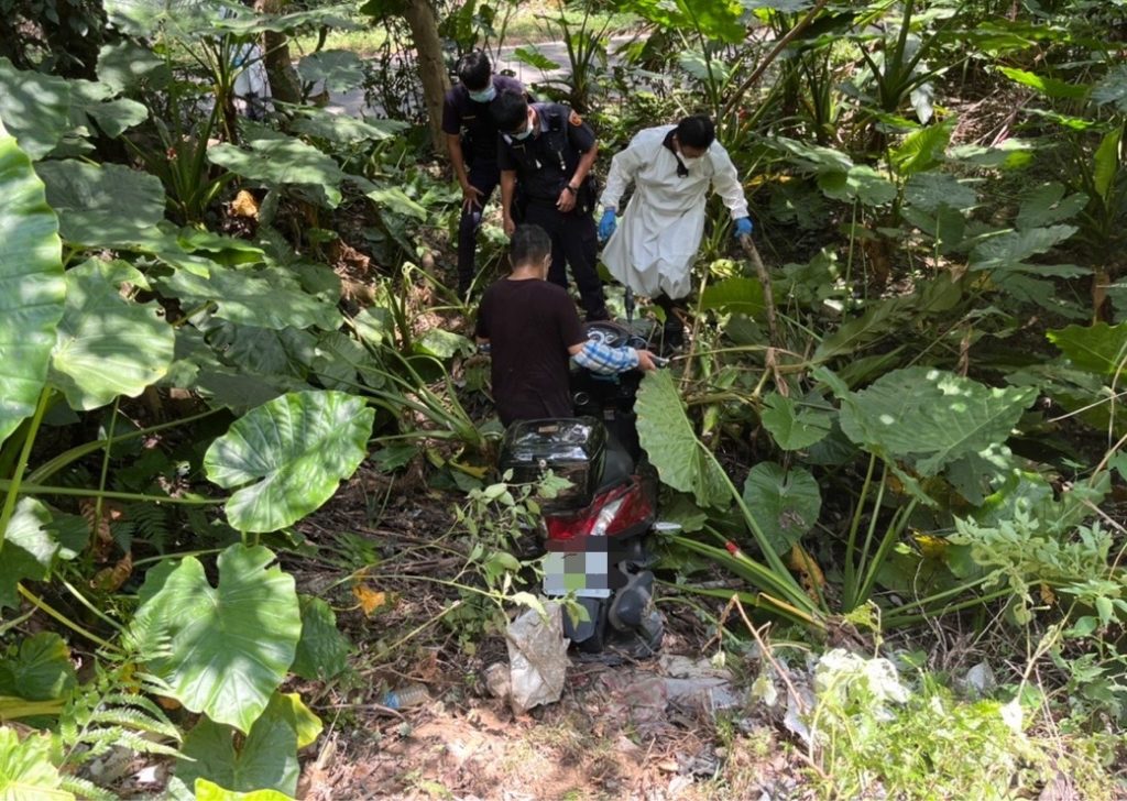 樹林分局山佳派出所警員陳昱豪、林沅圻等執行勤務時，接獲民眾報案，稱於山上騎車時因為壓到蛇，不慎摔落邊坡需要警方協助。