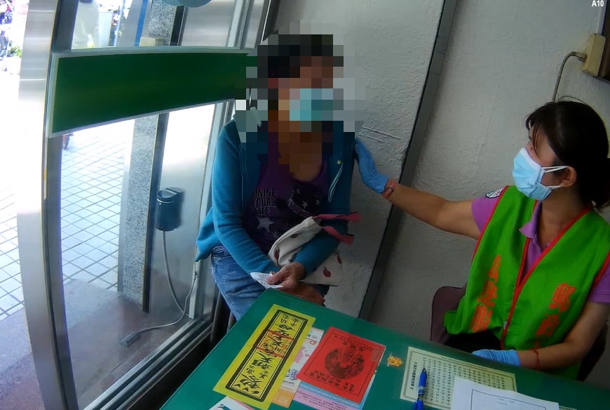 ▲郵局志工發現提款的王姓婦人眼眶泛淚,立即關懷提問 (圖/台中大甲分局 提供)