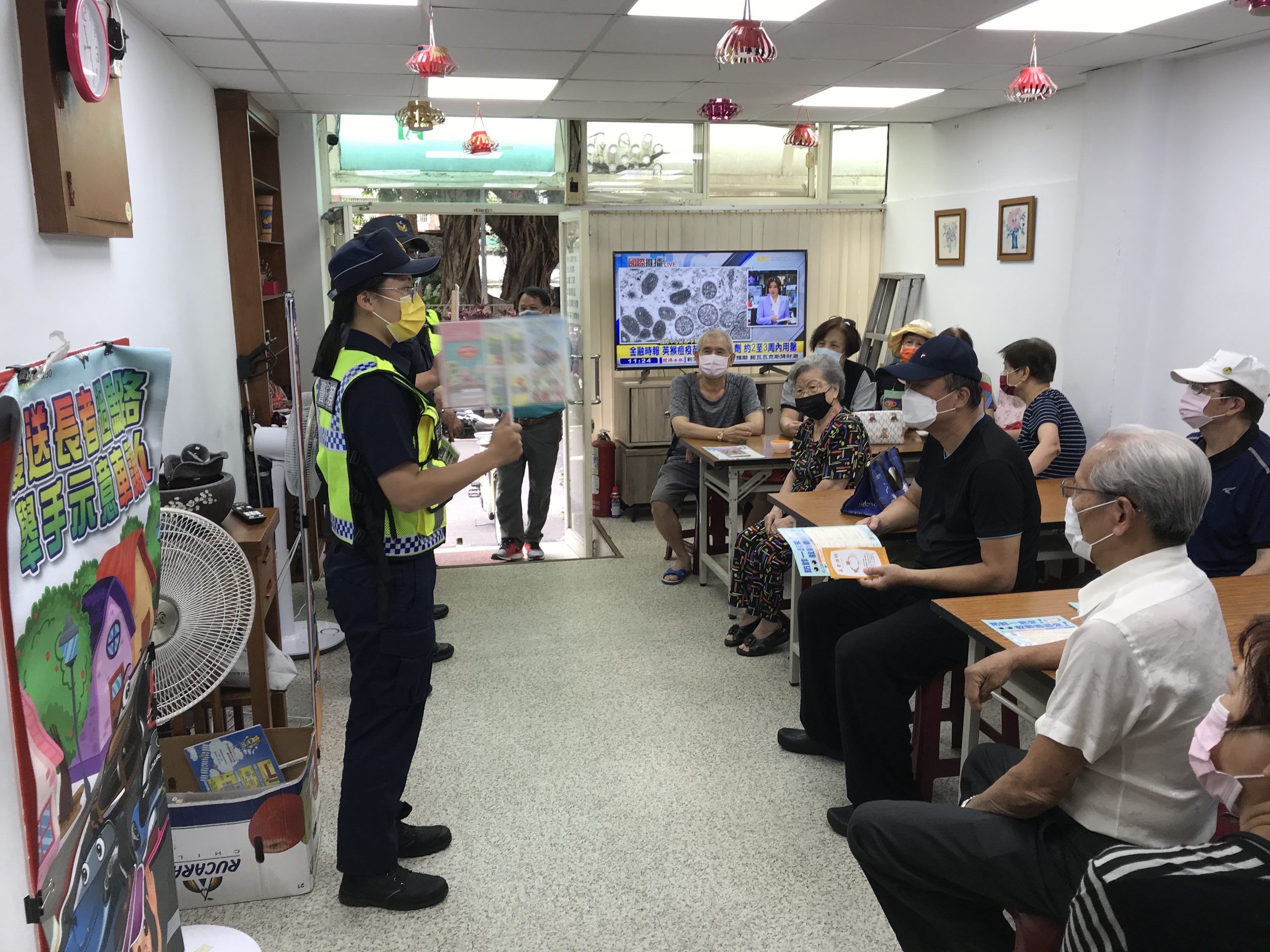 圖：大安警運用里長辦理老人共餐時舉辦交通安全暨反詐騙宣導。