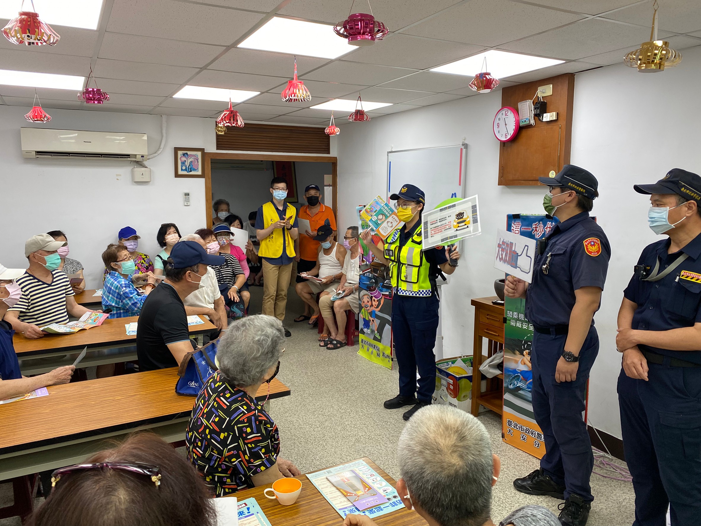 圖：大安警提醒長者切勿闖紅燈，並遵守相關交通安全規則。