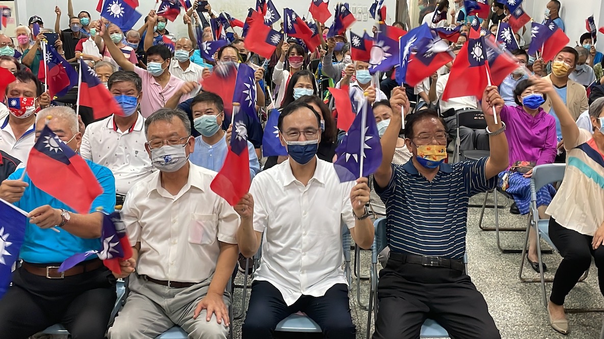 國民黨不甩反對聲浪 撇清「面聖」北京 主動公布訪陸行程 66 國民黨主席朱立倫手持中華民國國旗,參與公開活動。