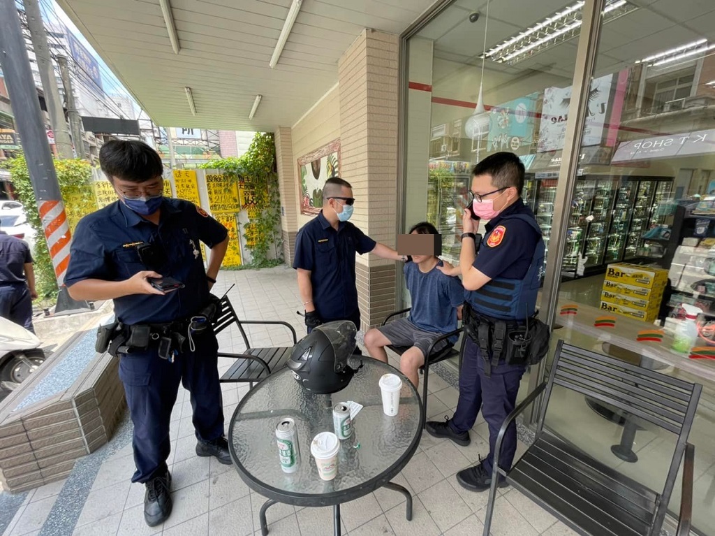 圖片說明:臺中市政府警察局第四分局春社派出所長邱柏昌日前休假巧遇偷車賊,當場將該名竊車賊逮捕歸案。(記者林㤈輝翻攝)
