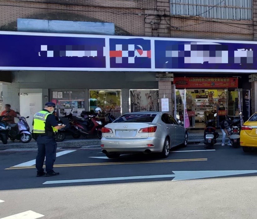 圖片說明：中正路上知名大賣場前道路交通標線未臻完善，致附近鄰居或上班族習慣將車輛停於該大賣場前道路。(記者宋紹誠翻攝)
