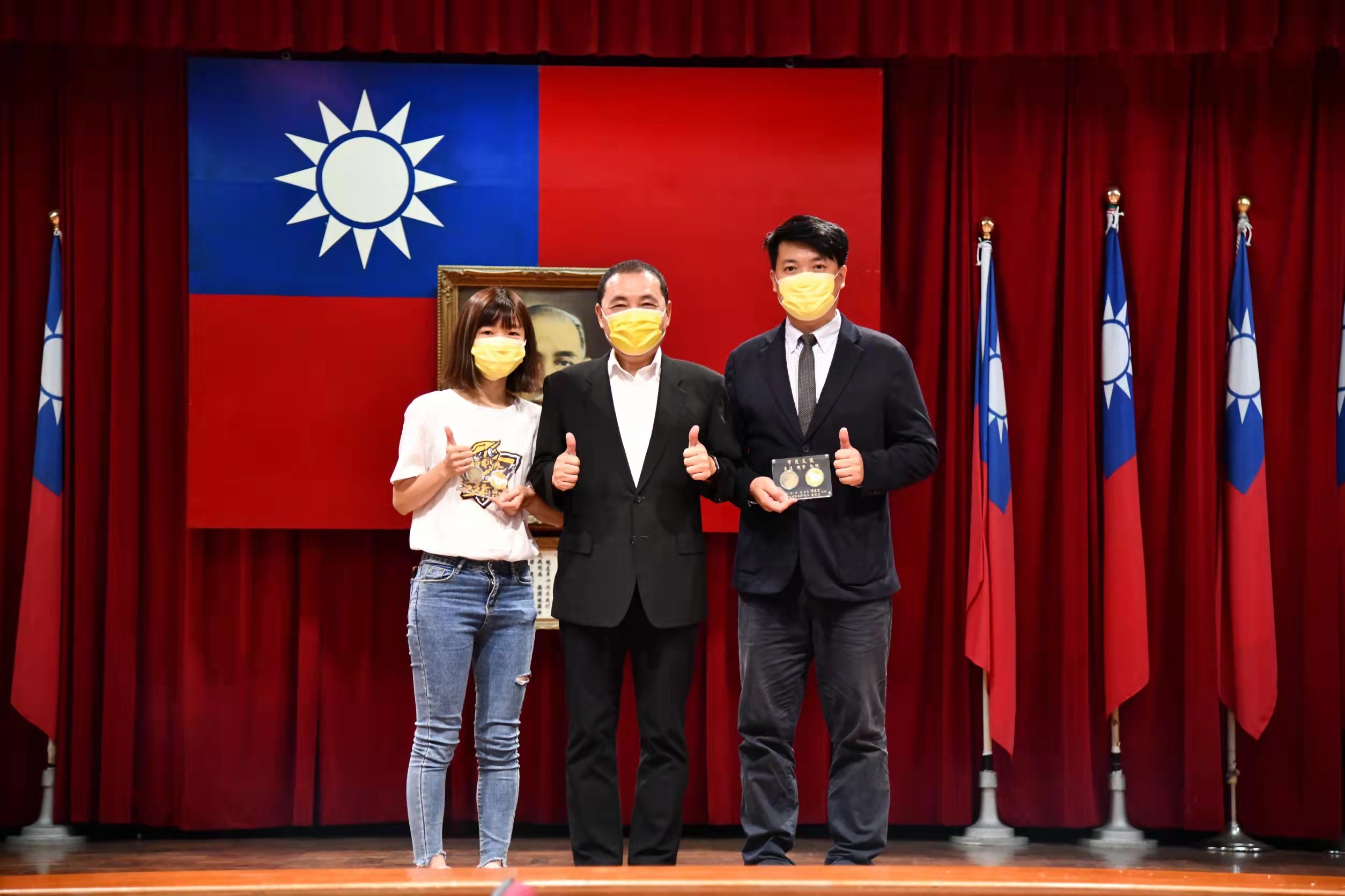 圖片說明:張姓行員(左)、新北市政府市長侯友宜(中)與另一位協助阻詐行員(右)。(記者吳萍翻攝)