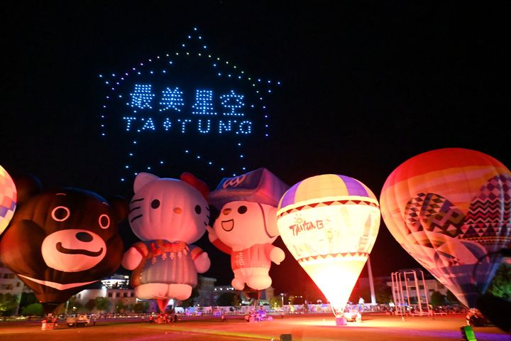 相聚臺東/熱氣球與300架無人機共演 萬眾嗨翻仲夏夜