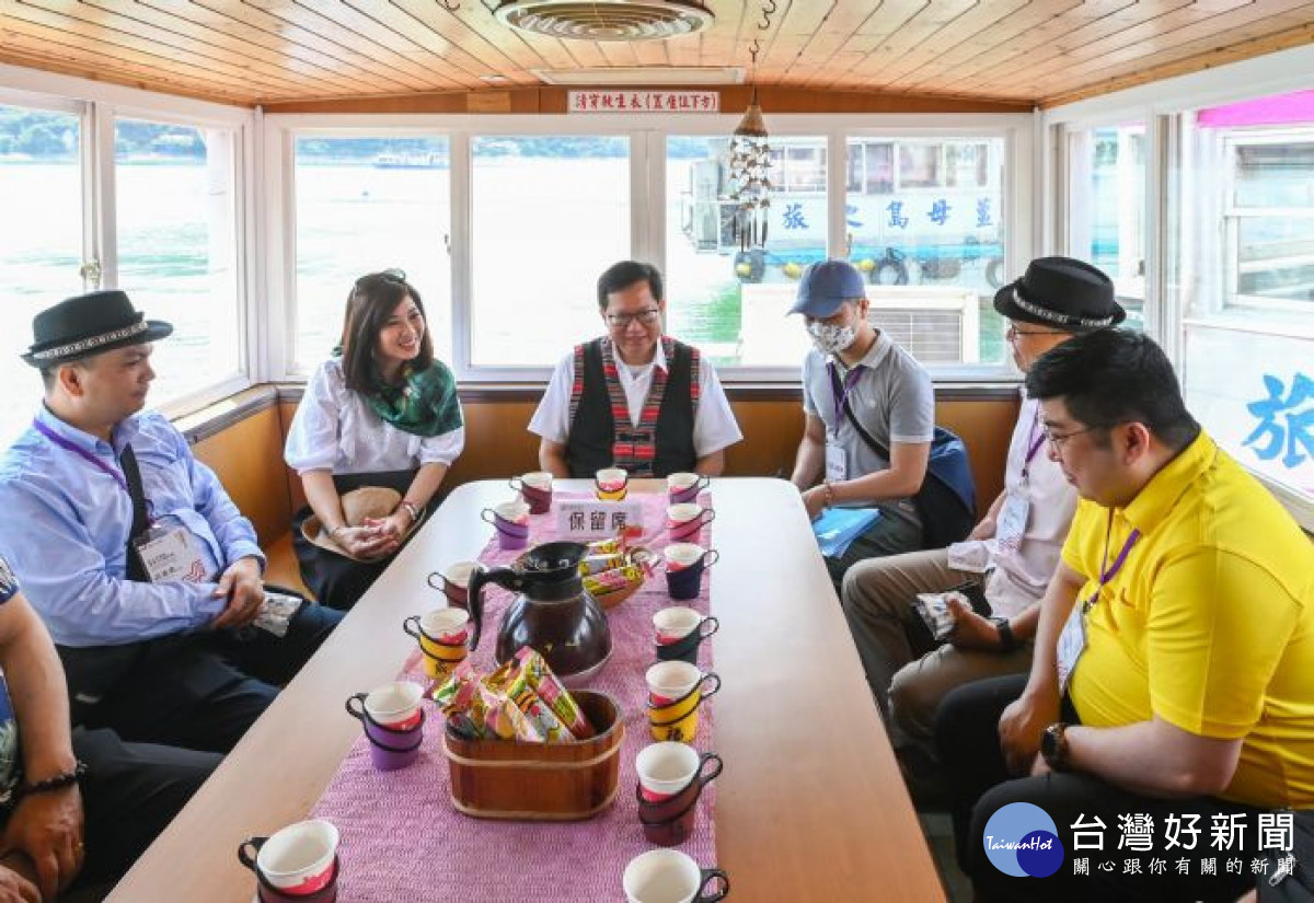 訪團從阿姆坪碼頭出發遊湖,鄭市長向外賓介紹石門水庫的歷史、生態及周邊旅遊觀光景點。