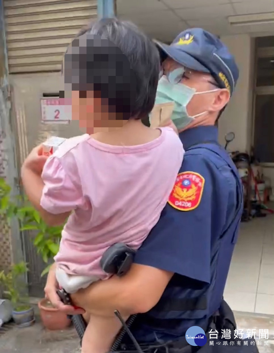 中壢警單手抱迷途女童尋家,爸氣背影父愛爆表。