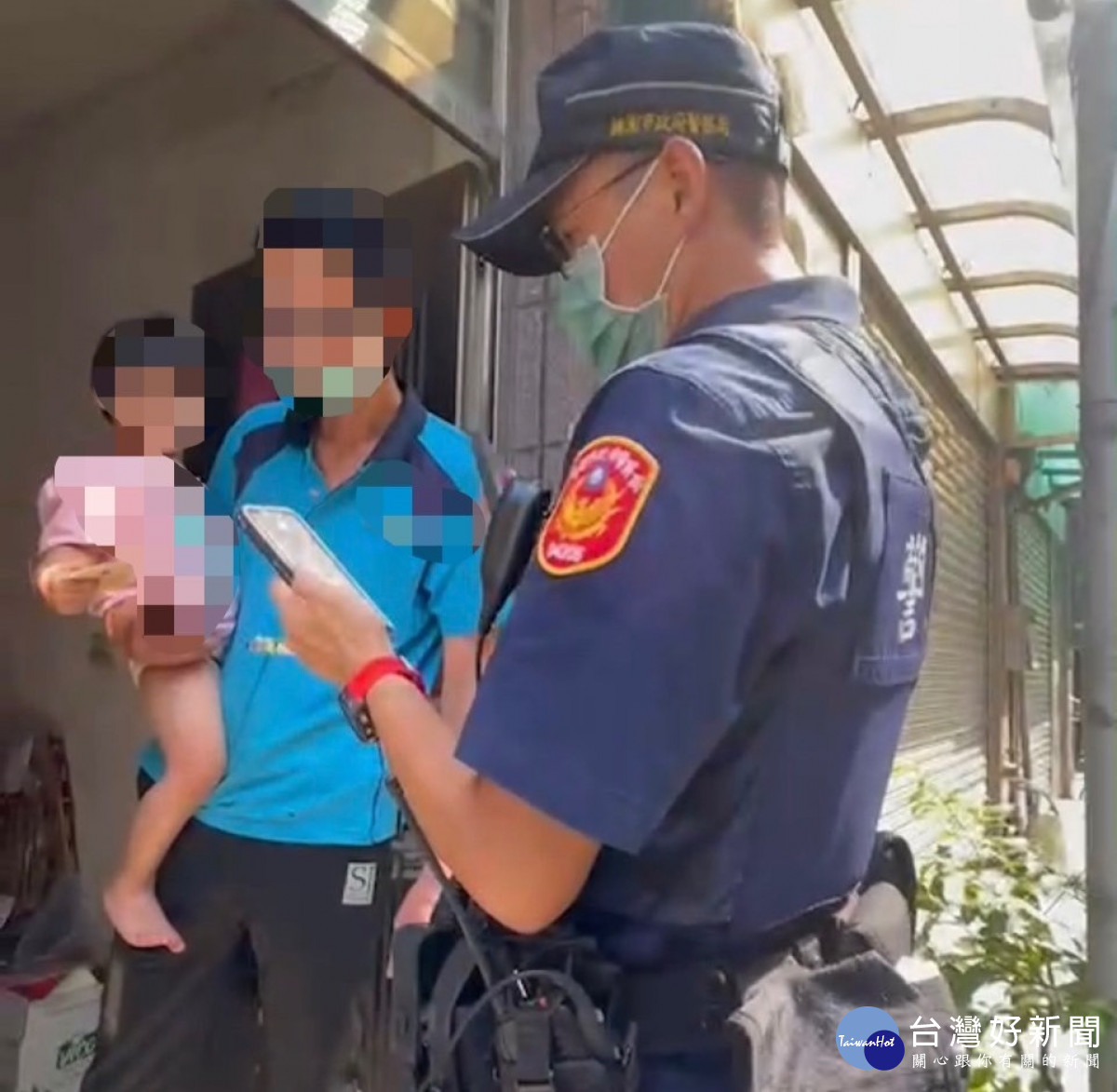 中壢警單手抱迷途女童尋家,爸氣背影父愛爆表。