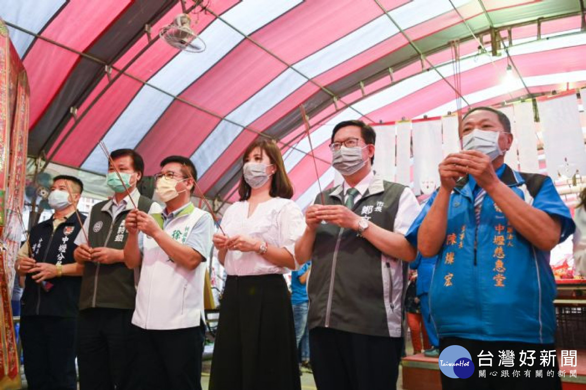 市長與貴賓在中壢慈惠堂參香祈福。