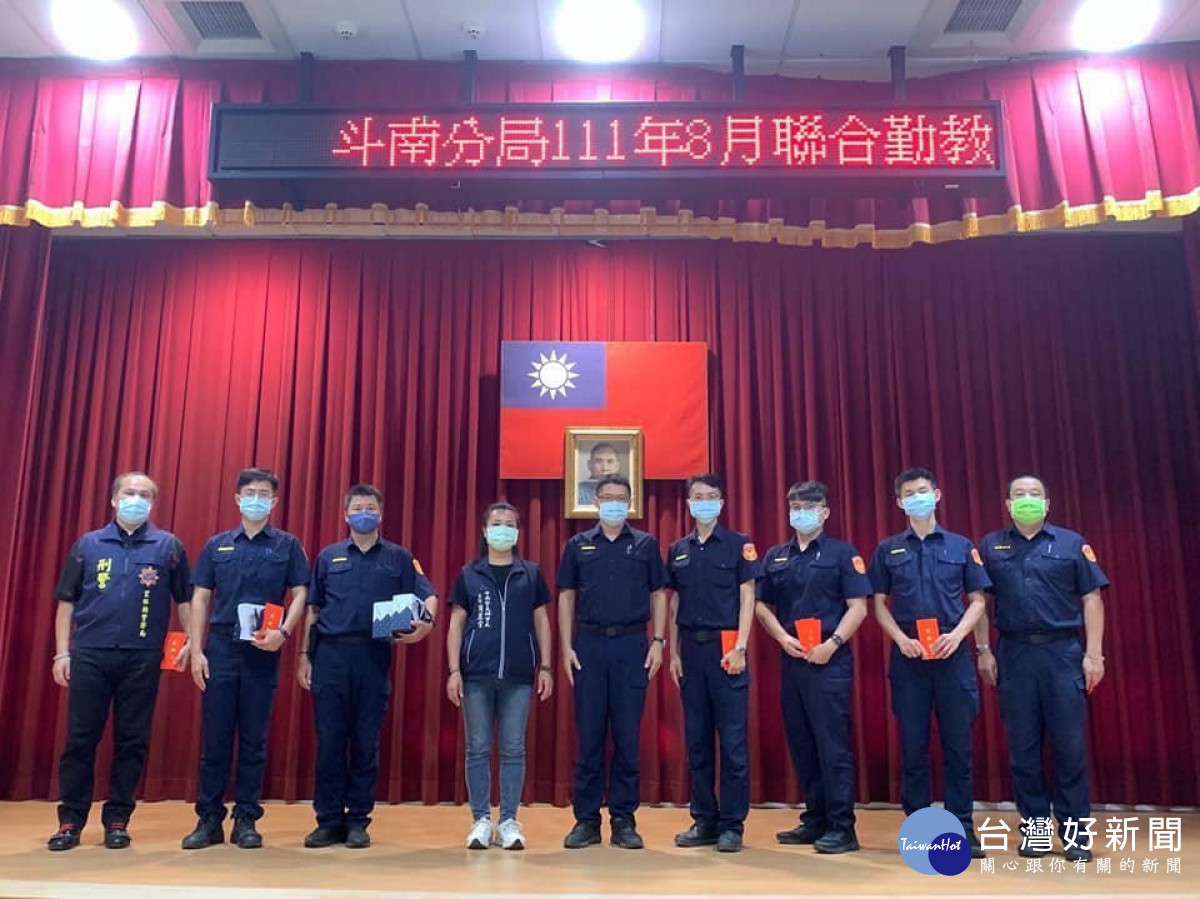 斗南警友辦事處主任簡麗雪頒發獎勵金感謝員警維護地方治安的辛勞／警方提供