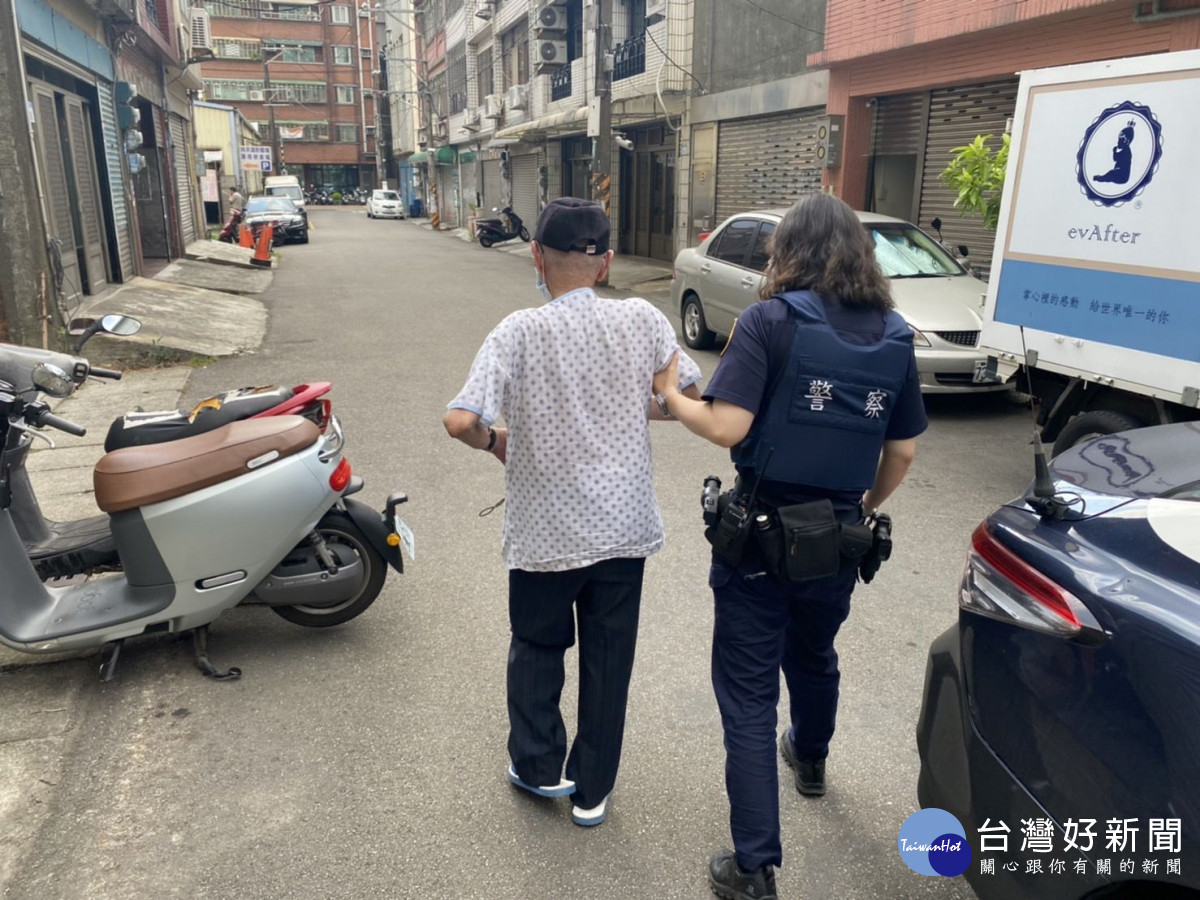 93歲老翁晨運身體不適，機警員警協助返家。