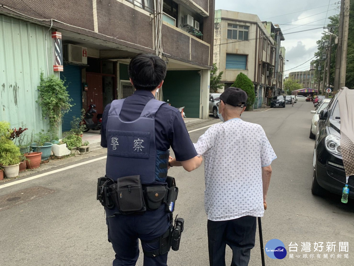 93歲老翁晨運身體不適,機警員警協助返家。
