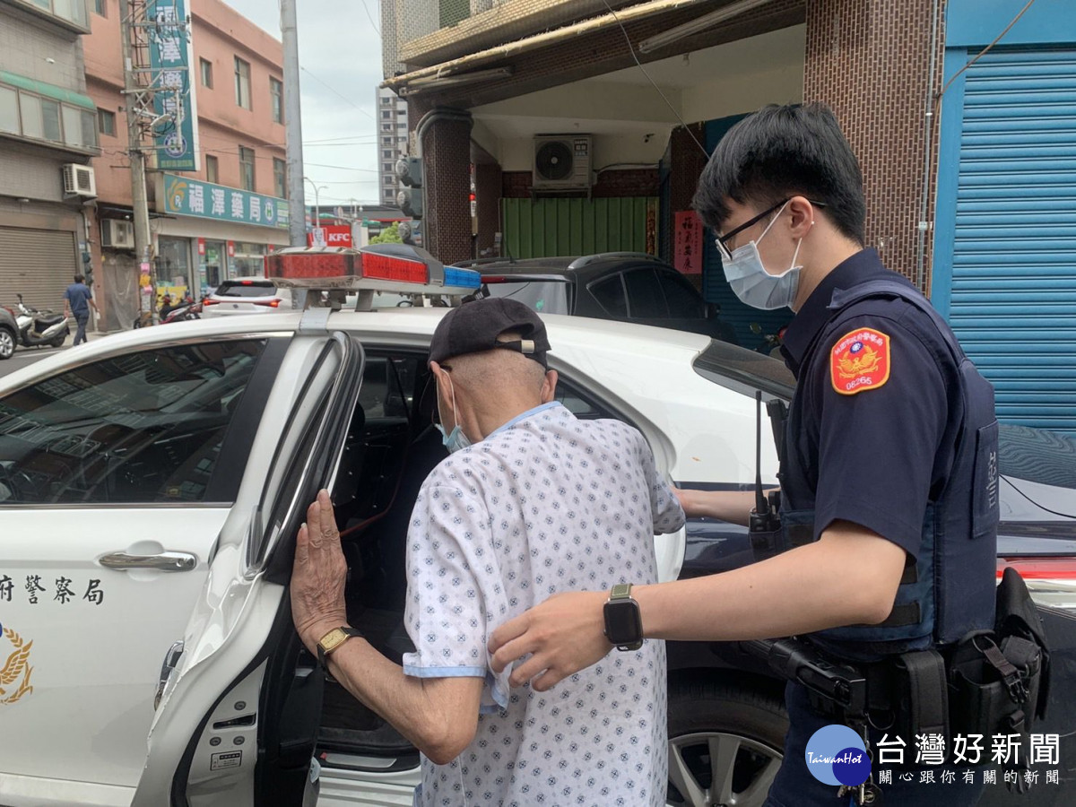 93歲老翁晨運身體不適,機警員警協助返家。