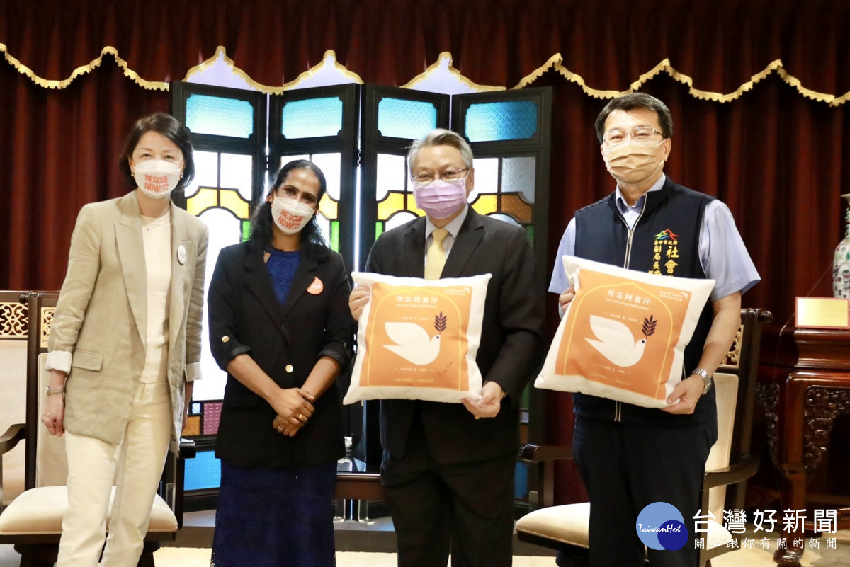 阿富汗世界展望會會長阿孫莎．查理絲（Asuntha Charles，左二）與台灣世界展望會會長李紹齡(左一)拜會台中市政府，分享關於性別平等及促進女孩權益等工作，並交流國際救援和女性賦權等議題。