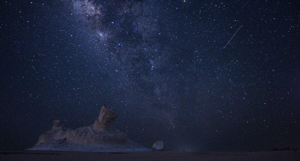 八月的星空 亮點不歇